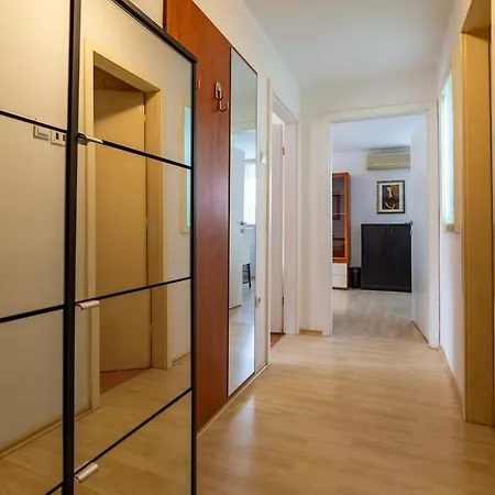 Nia Apartment, سبليت